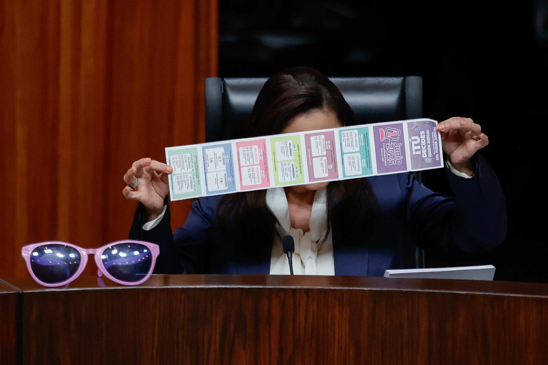 La magistrada presidenta Mónica Soto cuestiona al magistrado Reyes Mondragón el origen de los acordeones que presentó. EL UNIVERSAL/Diego Simón Sánchez/ARMM