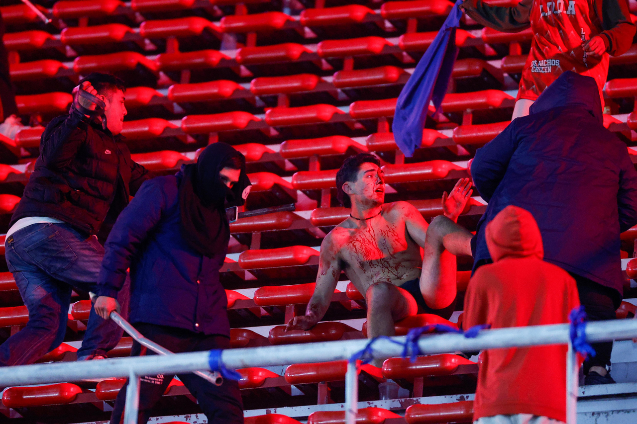 Hinchas se enfrentan en una tribuna, en el estadio Libertadores de América en Avellaneda, Argentina, por lo que el duelo fue suspendido.