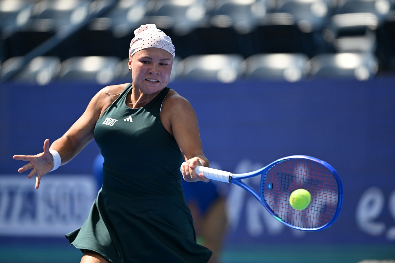Varias complicaciones pasó en el primer set ante su paisana, una de las favoritas al título en el Abierto de la capital de Nuevo León.