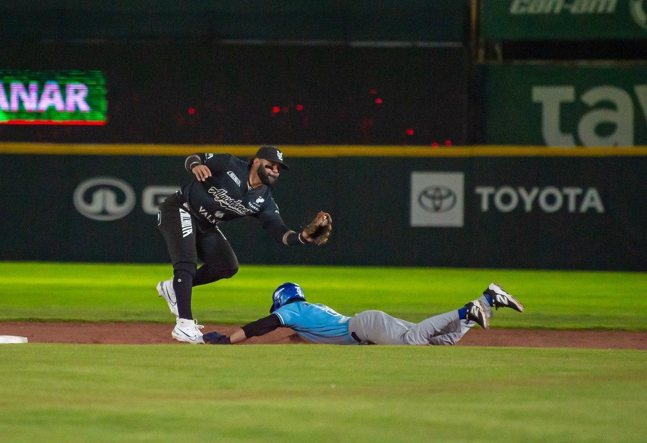 La velocidad en los senderos y el agresivo corrido de bases le rindieron buenos dividendos a los jalicienses, quienes siguen dando sorpresas en los playoffs de la Liga Mexicana de Beisbol.