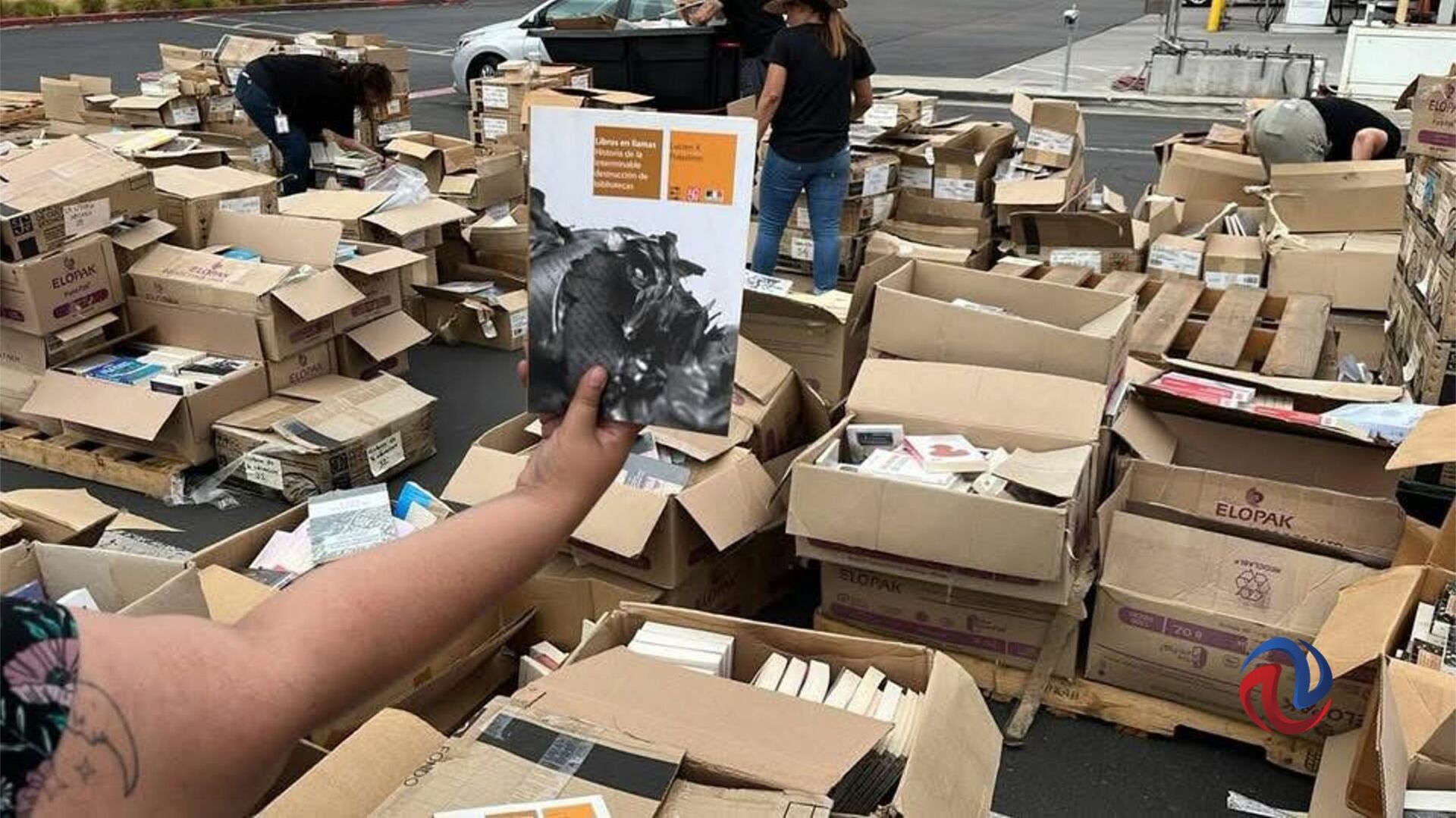 El viernes se alertó sobre un gran lote de cajas de libros del FCE apilados al aire libre. (EL SIGLO DE TORREÓN)
