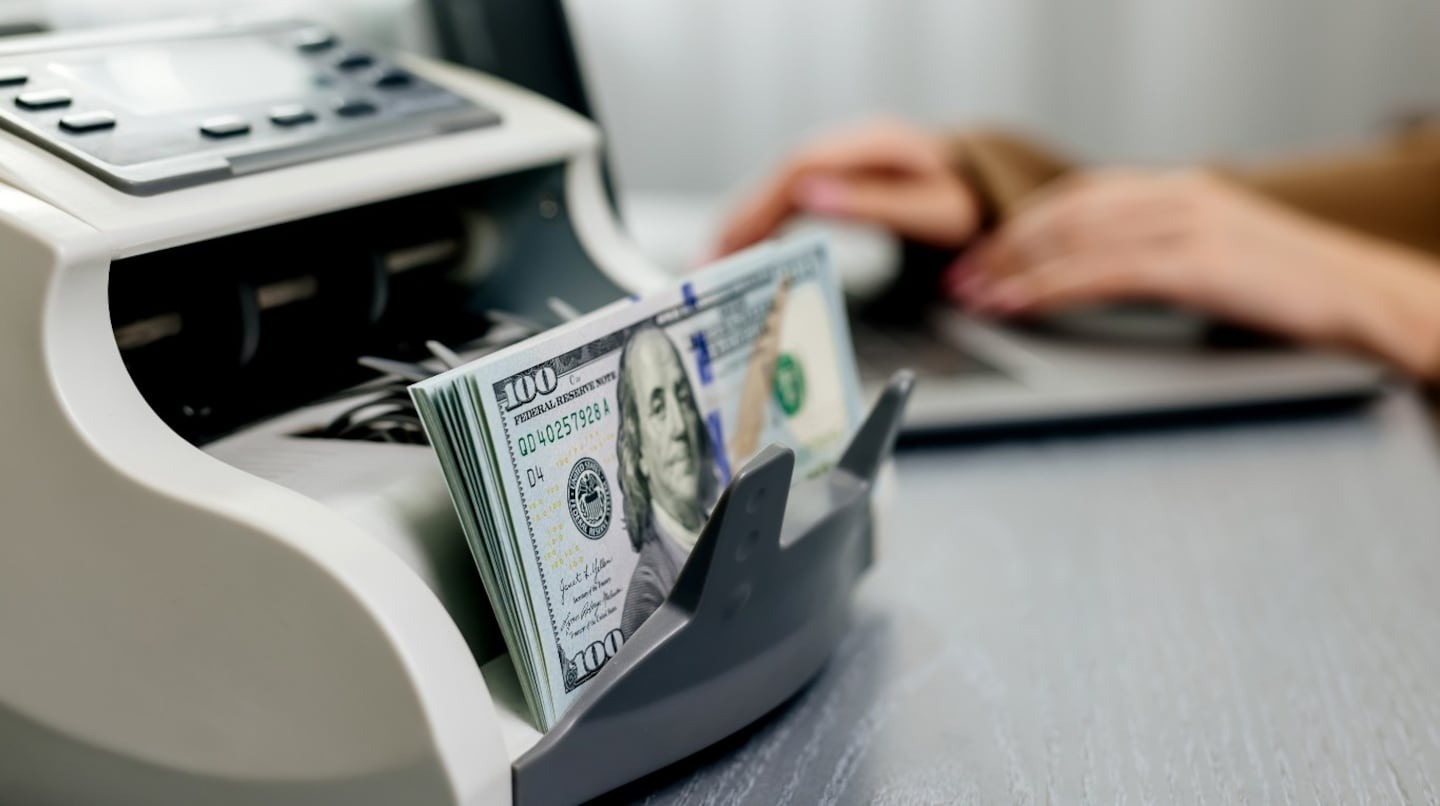 La edad y la estabilidad financiera son factores clave al solicitar un crédito bancario/ Especial