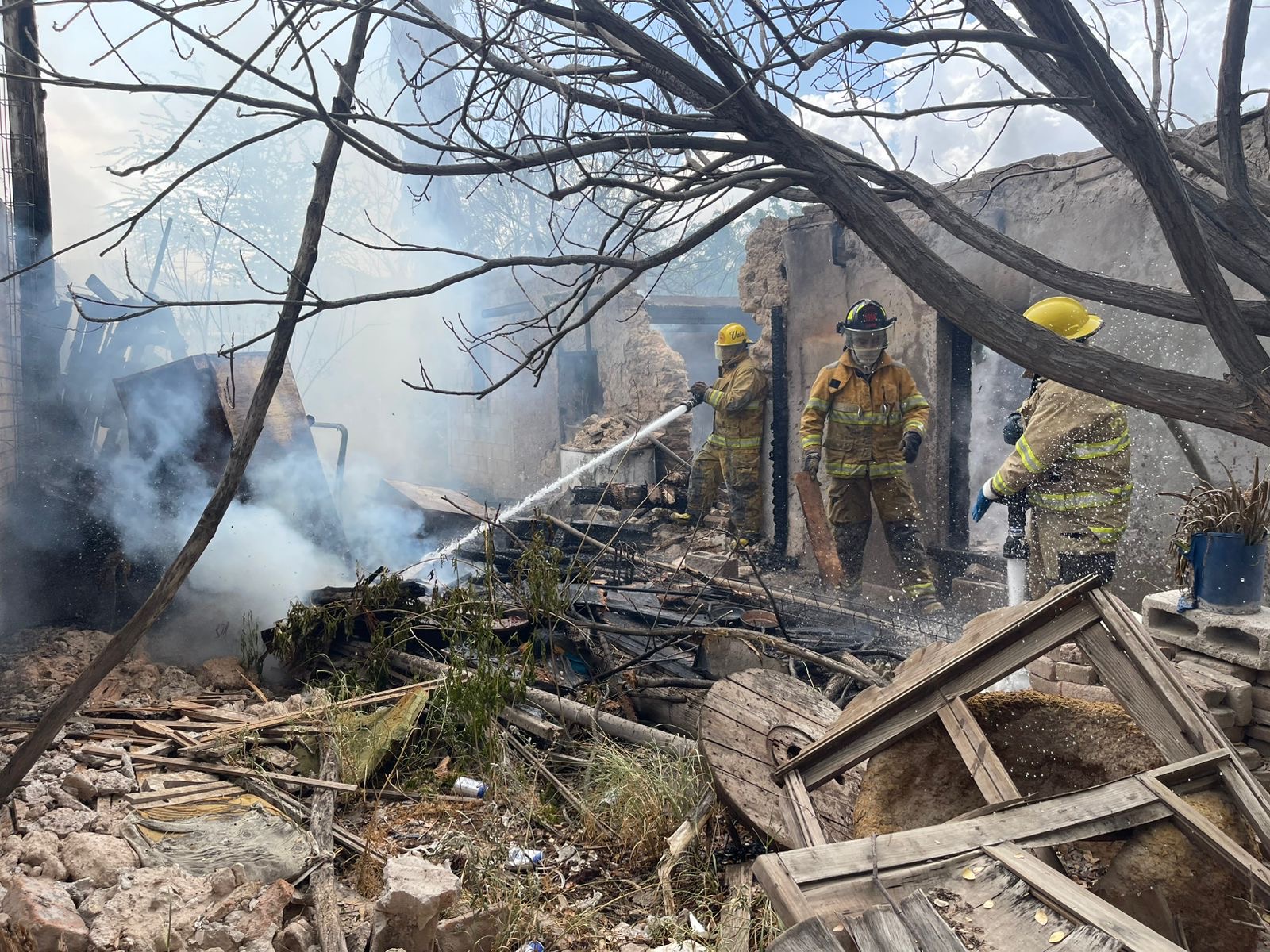 Bomberos atienden incendio en la colonia San Isidro de Lerdo