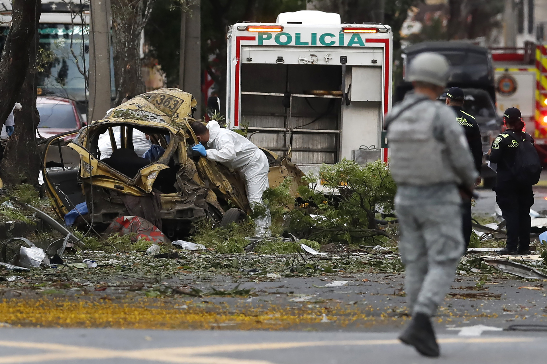 Al menos 17 muertos y más de 40 heridos dejan ataque a helicóptero policial y bomba en Colombia