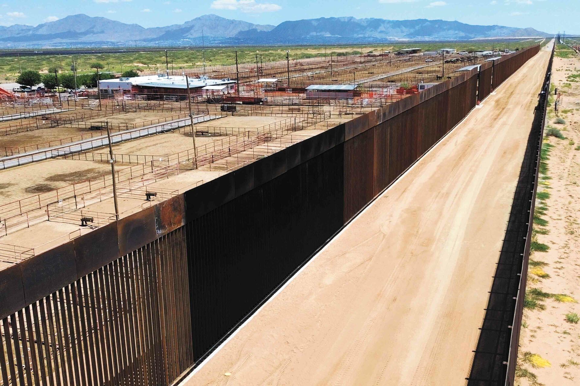 Pintar muro de negro es agresión simbólica: Catedrático sobre acciones de Trump en frontera México-EUA