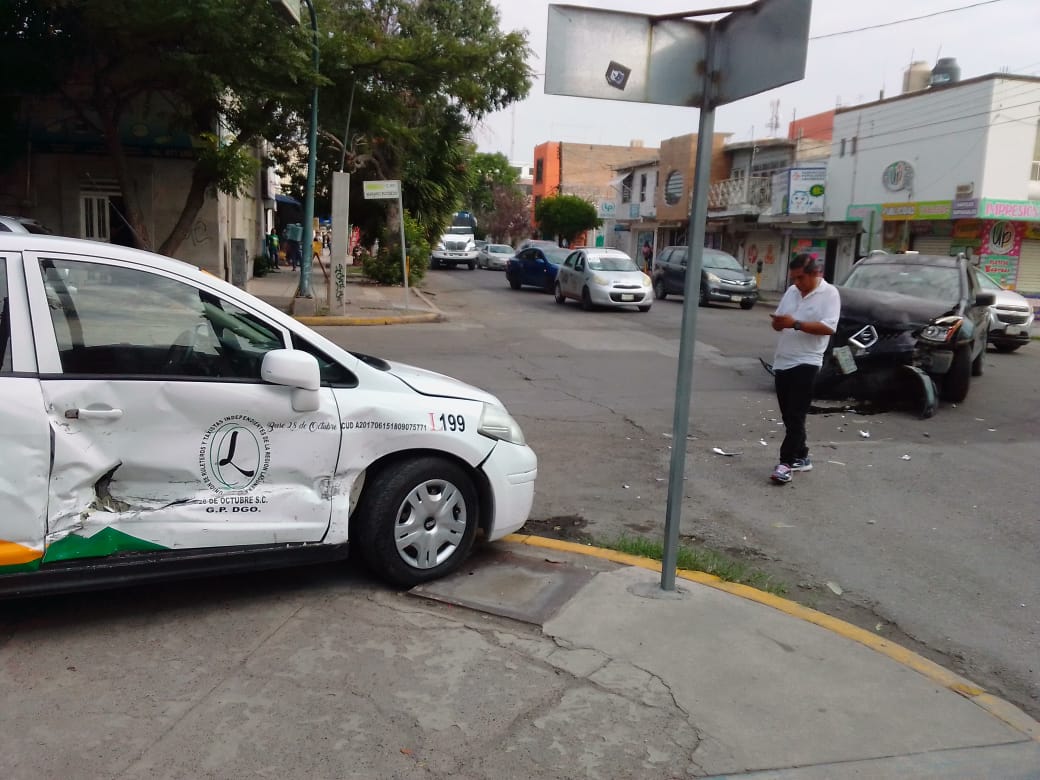 Choque en crucero del Centro de Gómez Palacio deja solo daños materiales