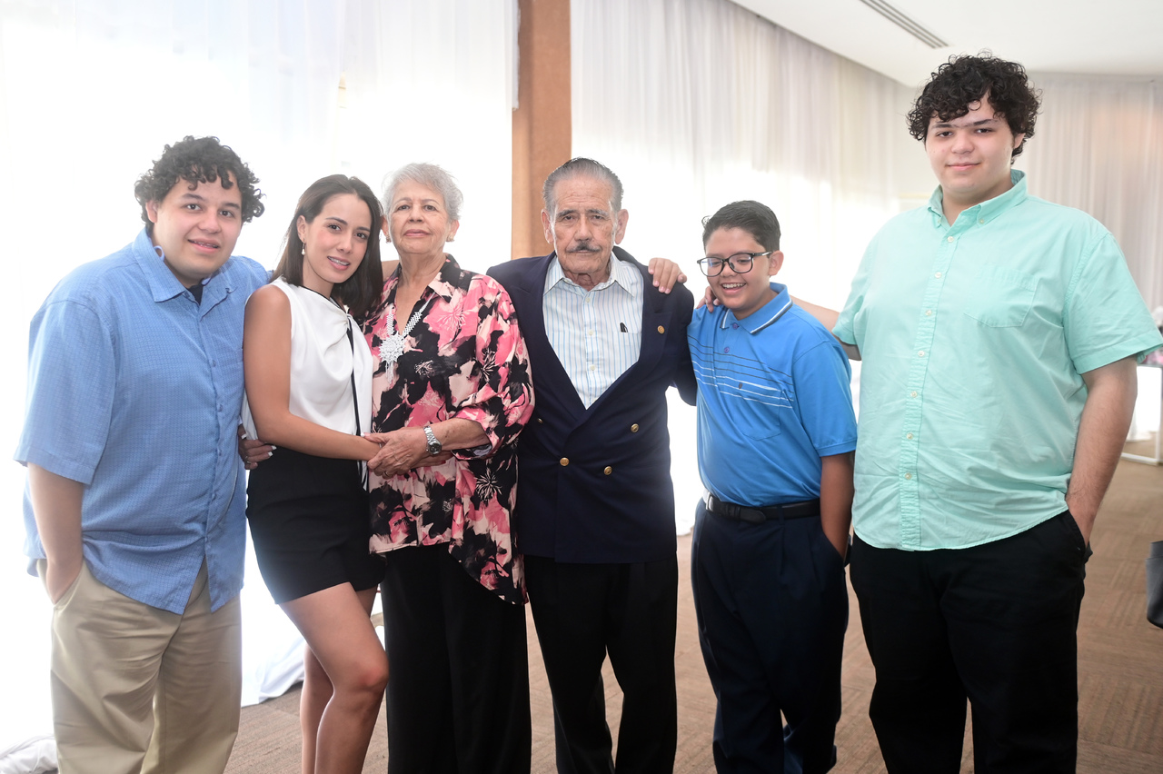Rosa Elva y Raúl con sus nietos.