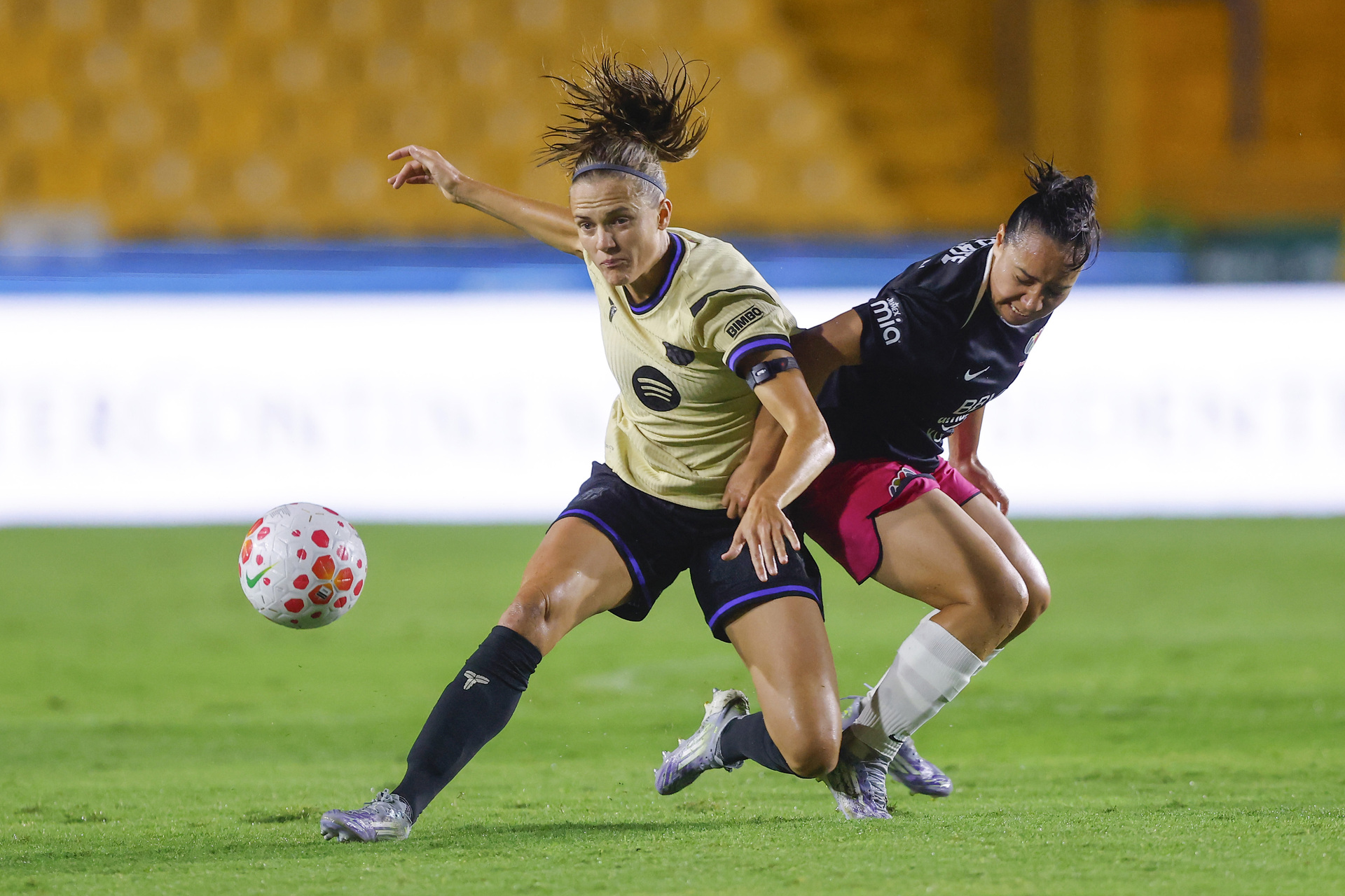 Charlyn Corral sufre aparatosa lesión en el rostro durante el Duelo de Estrellas