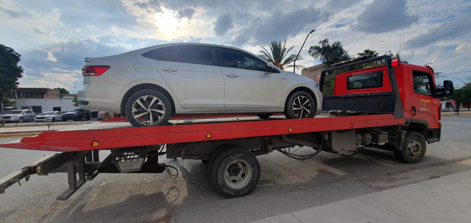 Aseguran en Torreón a conductor que circulaba en automóvil con reporte de robo vigente