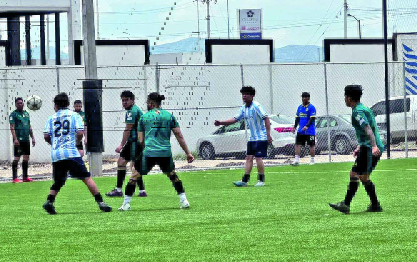 Los encuentros de ida de estas
series finales en la Liga Dominical de Futbol 9 se jugarán este
día en la cancha de la Copa ELITE Laguna. (Especial)