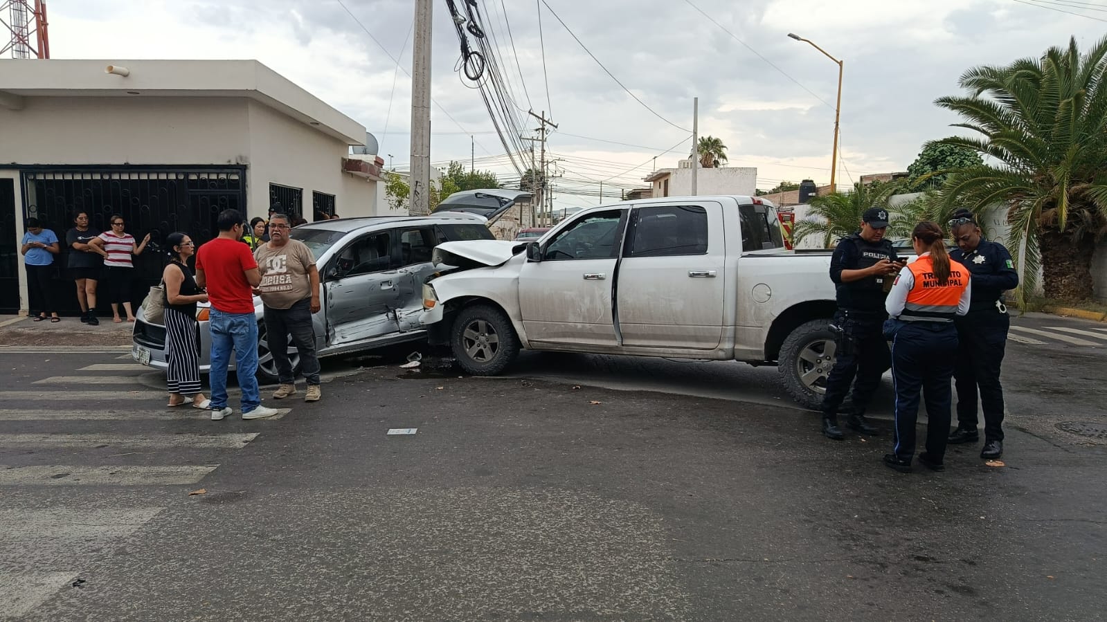 Accidente en la colonia La Amistad deja dos menores lesionados y cuantiosos daños materiales
