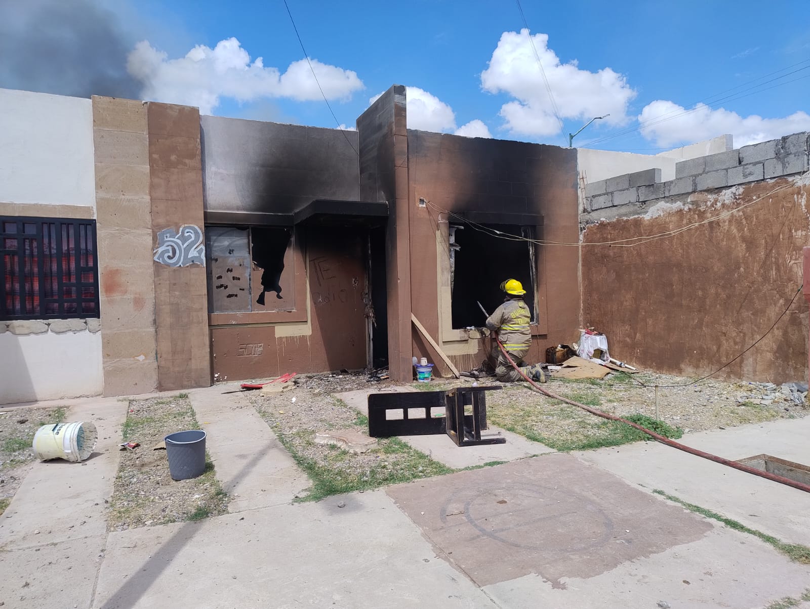 Bomberos sofocan incendio en vivienda abandonada de Rincón de la Joya