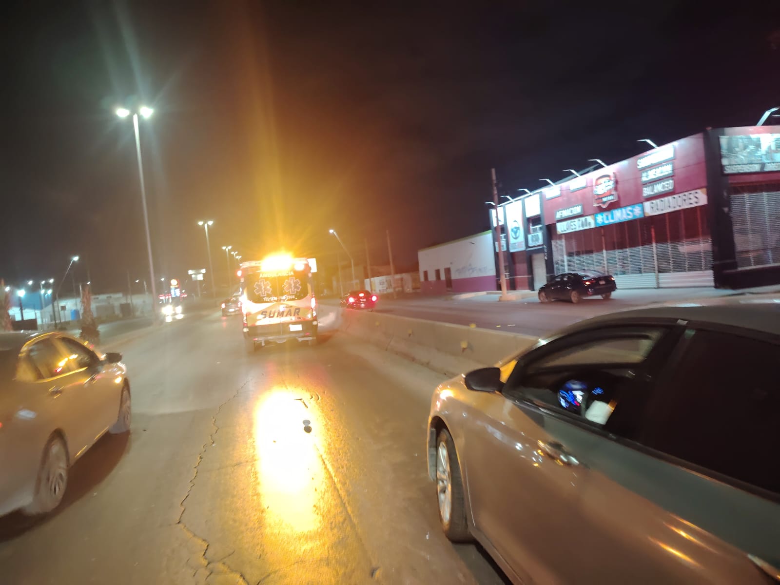 Accidente en el bulevar Revolución deja a menor lesionado y daños en infraestructura vial