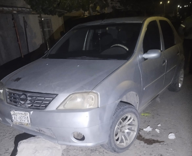 Abandonan vehículo tras chocar contra una piedra en la colonia Parque Hundido de Gómez Palacio