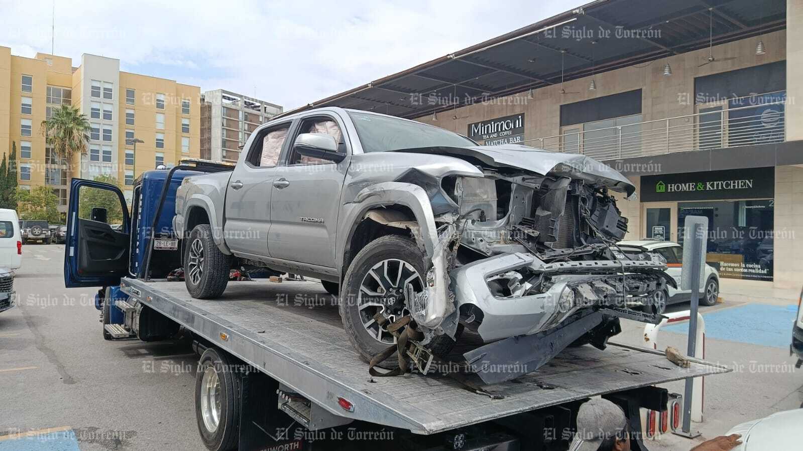 Camioneta impacta contra cuatro vehículos estacionados en Plaza City Galerías