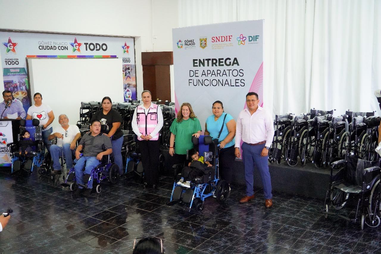 Alcaldesa, Leticia Herrera Ale, entrega aparatos de movilidad a personas en situación vulnerable