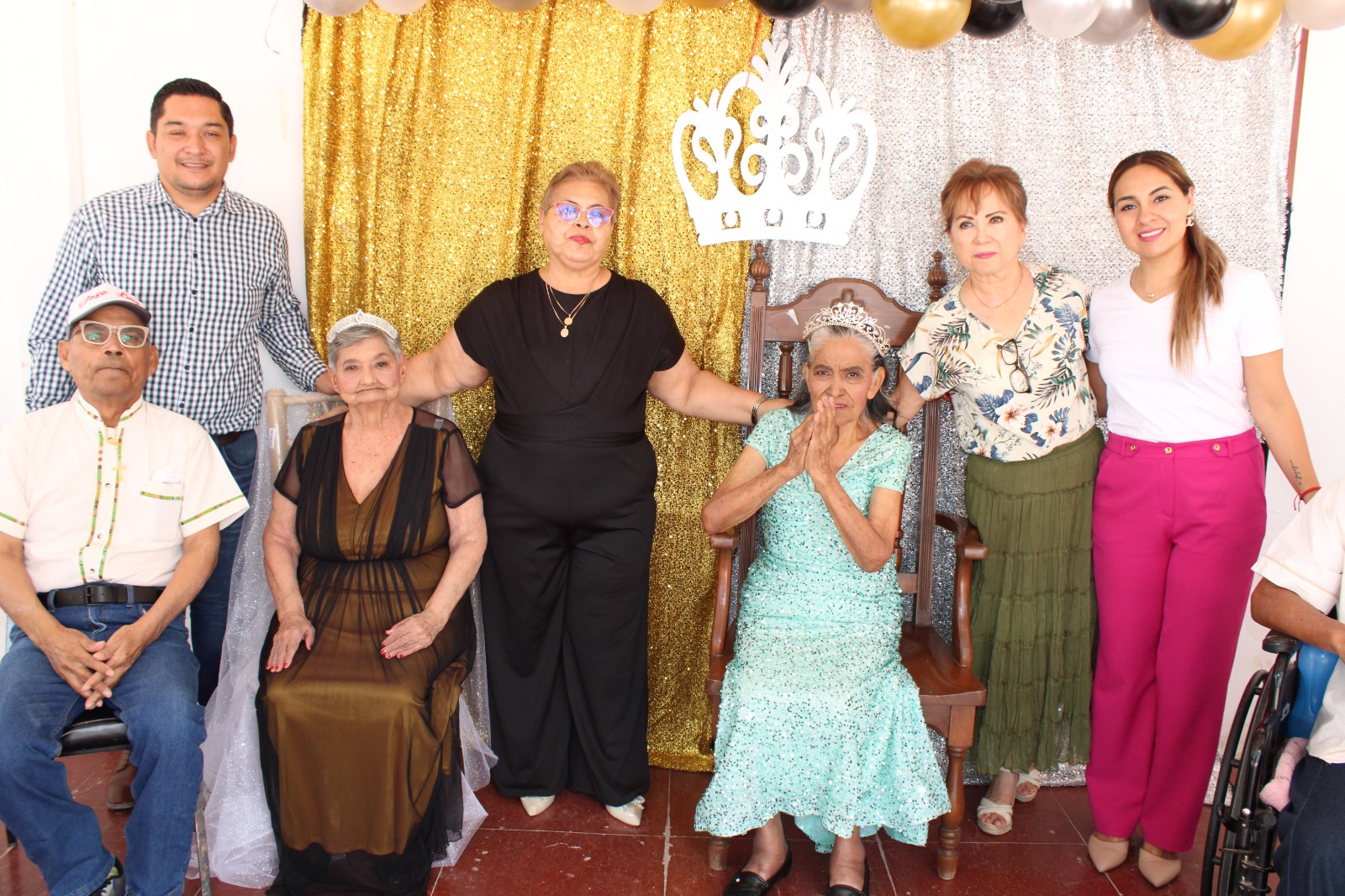 Coronan a la reina del asilo de San Pedro