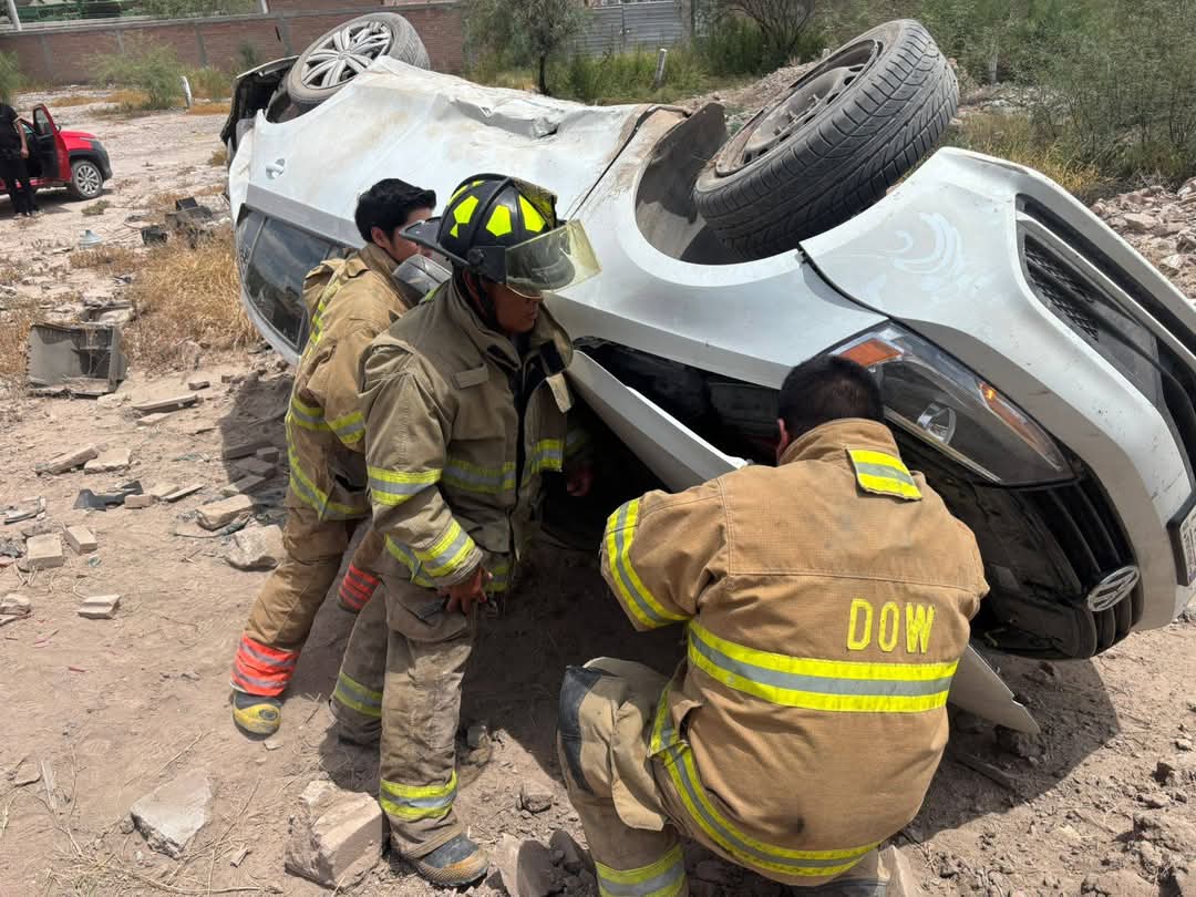 Familia resulta lesionada tras volcadura en carretera San Pedro–Cuatrociénegas