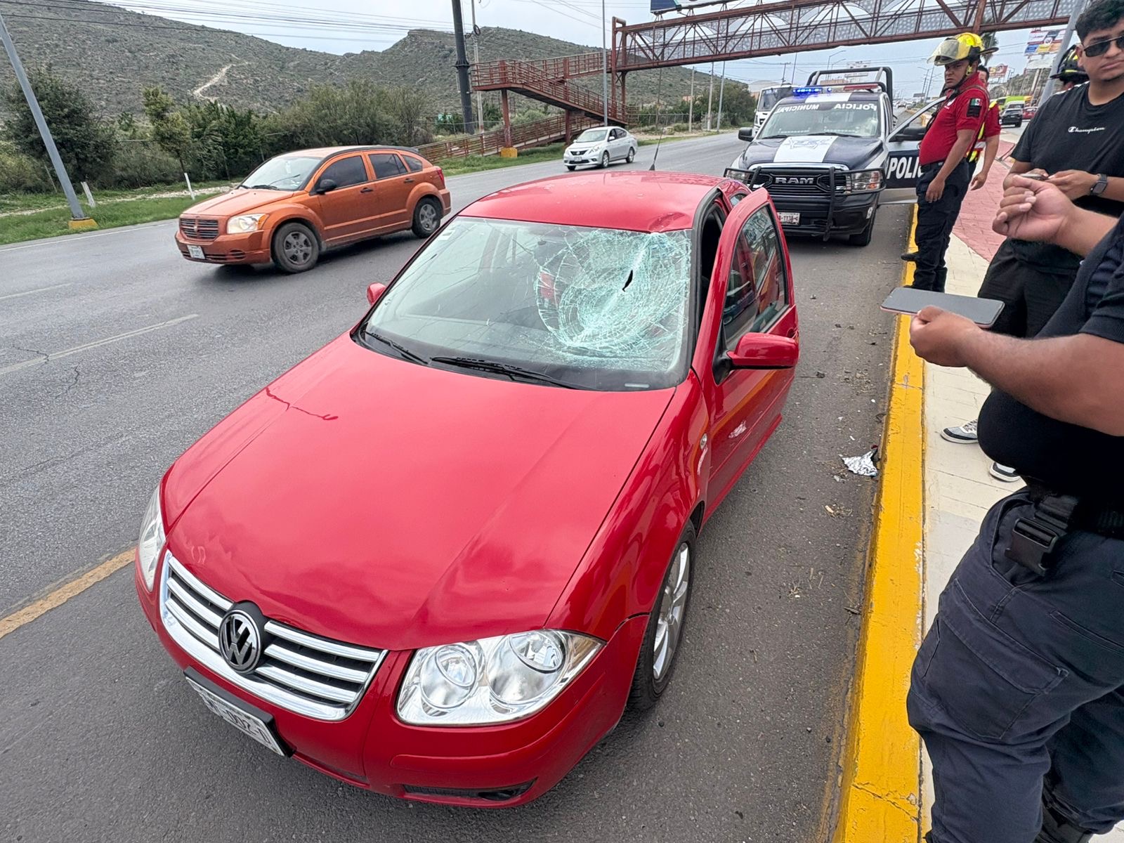Tabla de madera se impacta en parabrisas de un vehículo en Ramos Arizpe