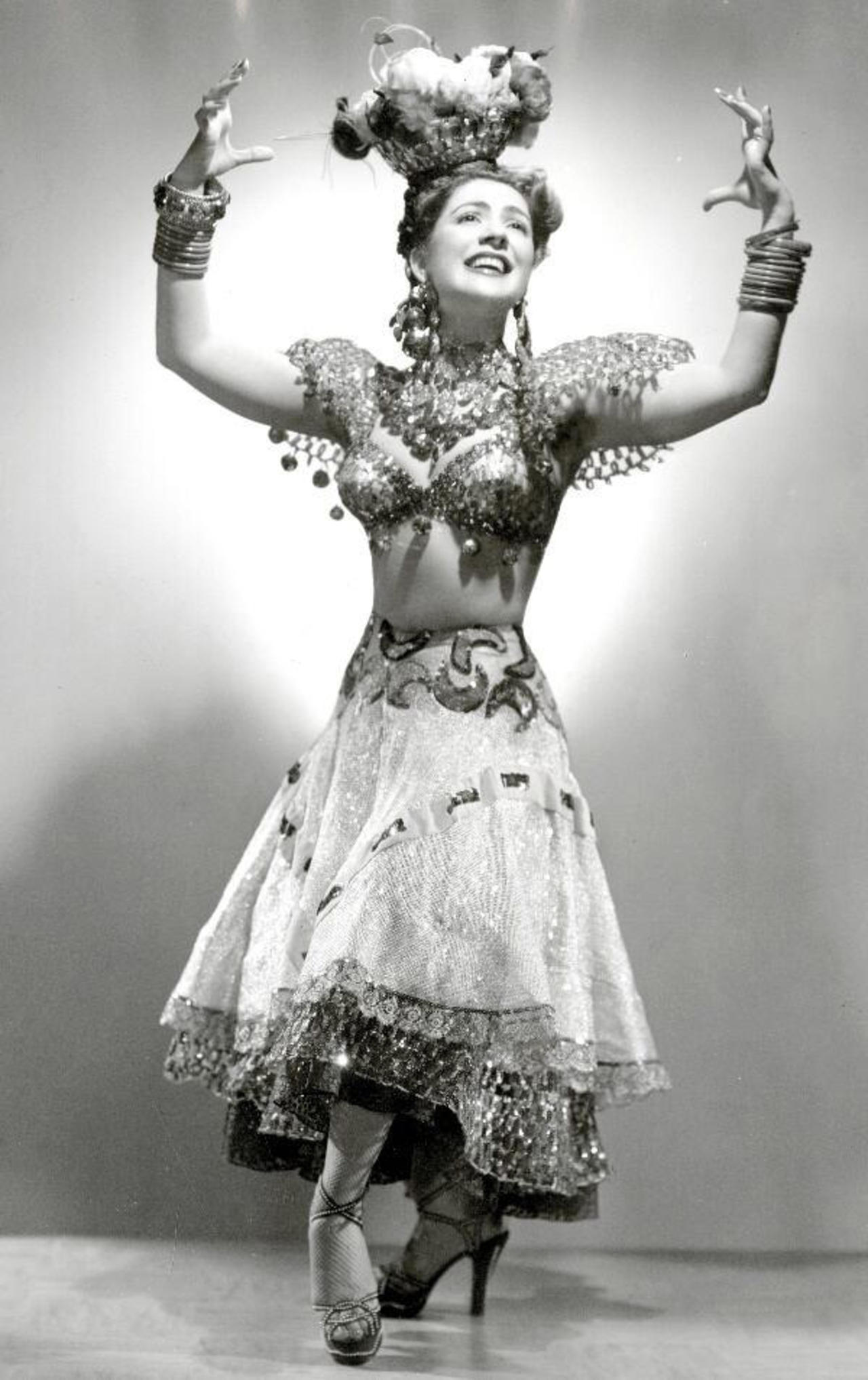 Fascinaba. La imagen de María Antonieta Pons en la pantalla fue magnética, porque además de fascinar con sus bailes, lo hizo con su vestimenta que consistía en trajes brillantes, plumas, faldas de volantes, con aberturas que dejaban ver las piernas al bailar.