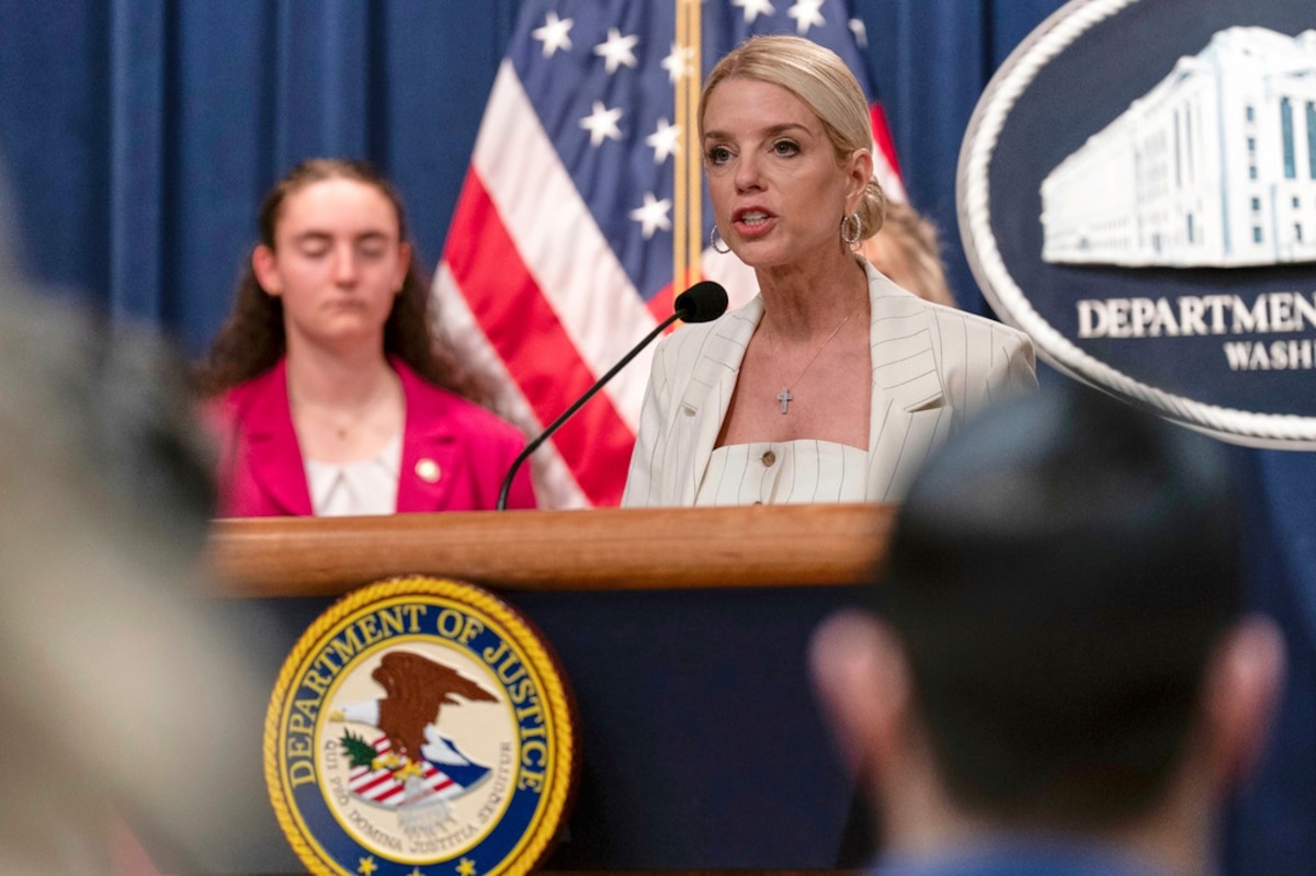 Pam Bondi, fiscal general de EU, desató controversia al incluir a México en la lista de enemigos del país/ Especial