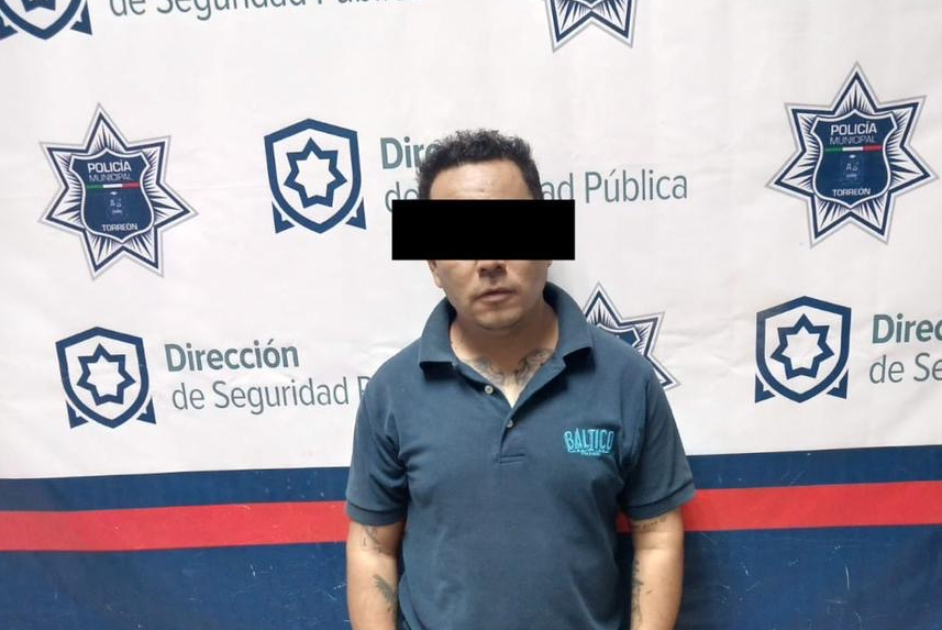 Policía de Torreón detiene a hombre por violencia contra la mujer en la colonia La Noria.