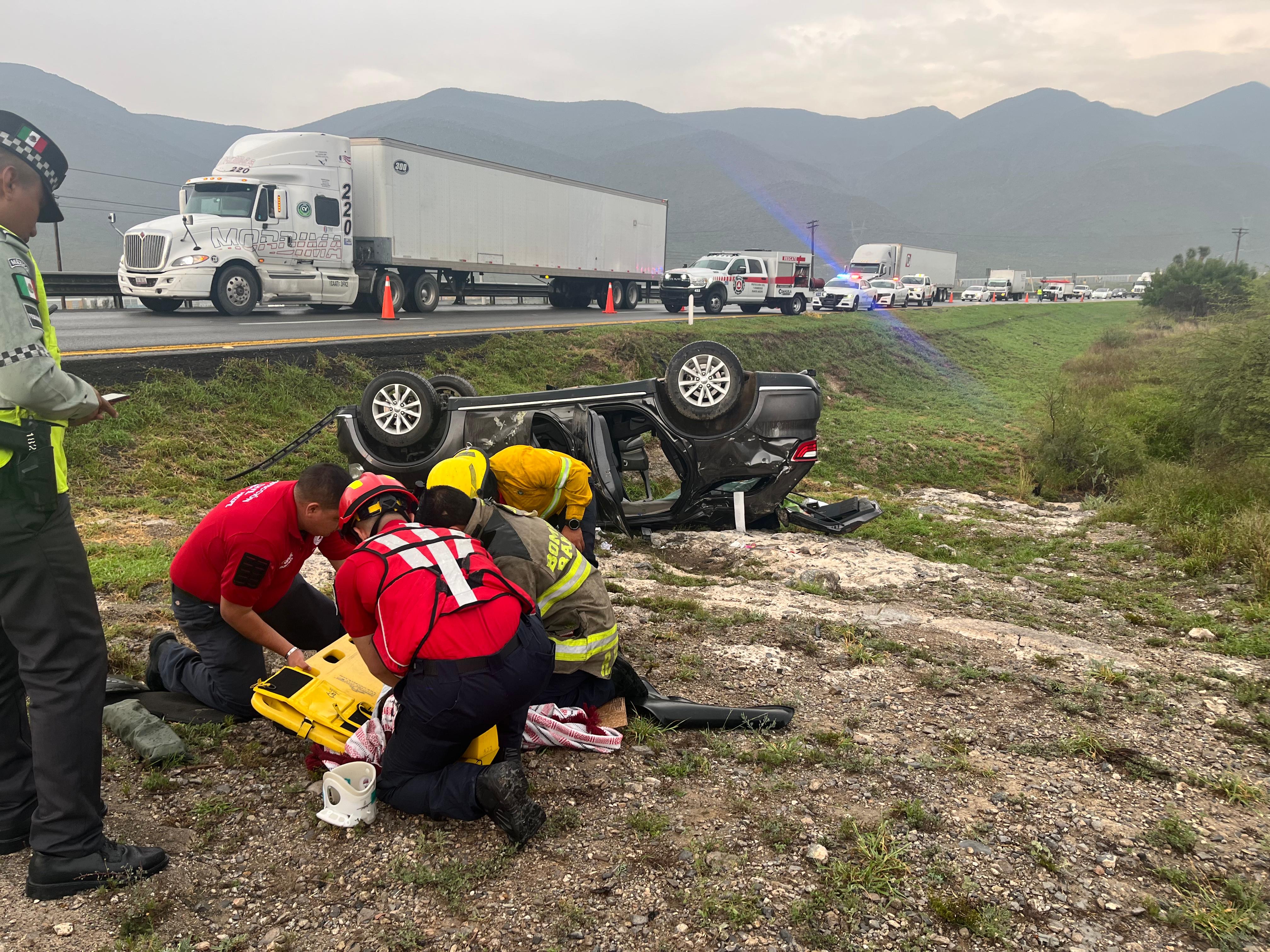 Seis lesionados dejó volcadura en la carretera libre Monterrey - Saltillo