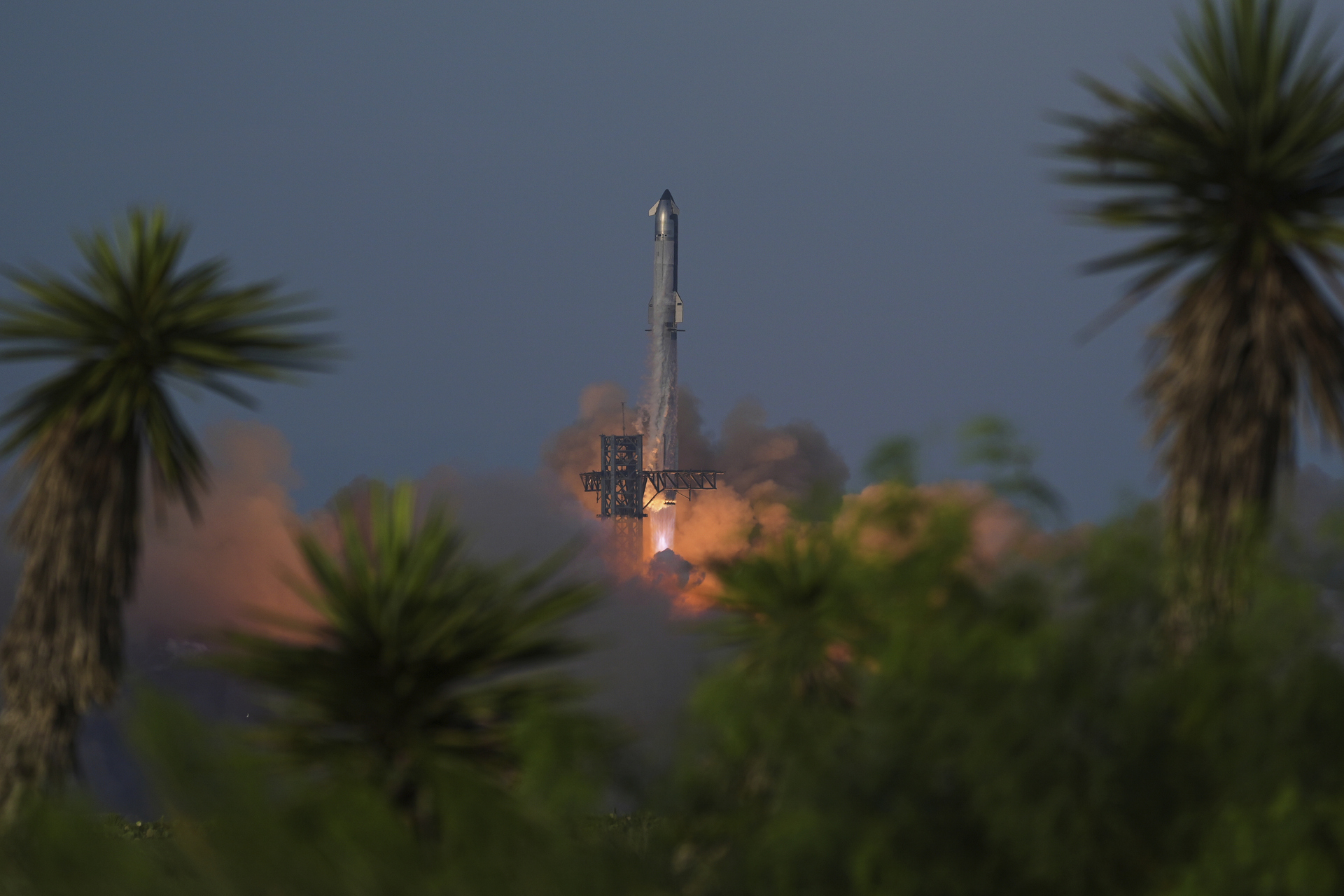 SpaceX lanza cohete con 8 satélites simulados y caen en el océano Índico