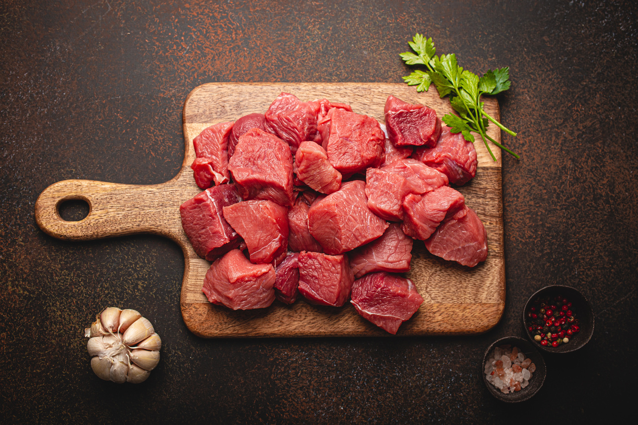 El color de la carne es un buen indicador, pero no el único; también es importante revisar su olor, textura y el estado del empaque antes de consumirla.