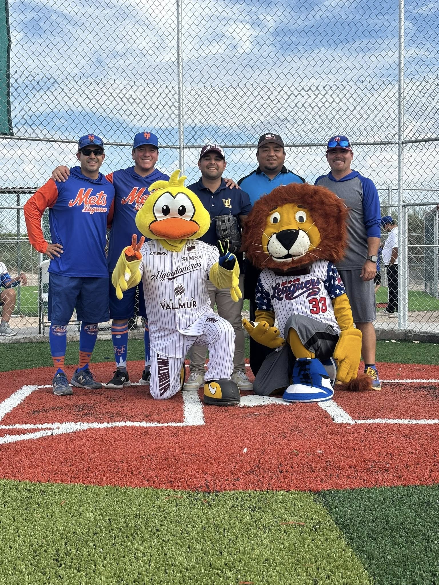 Las mascotas del Unión Laguna y la Academia Big Leaguers, alegraron la tarde de inauguración. (Especial)

