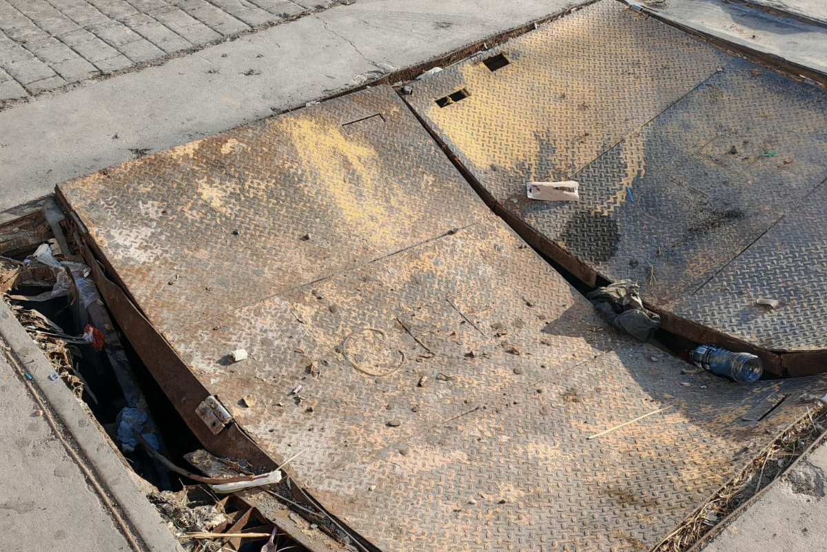 Vecinos alertan sobre riesgo eléctrico en cruce de Valdez Carrillo y Presidente Carranza, en Torreón