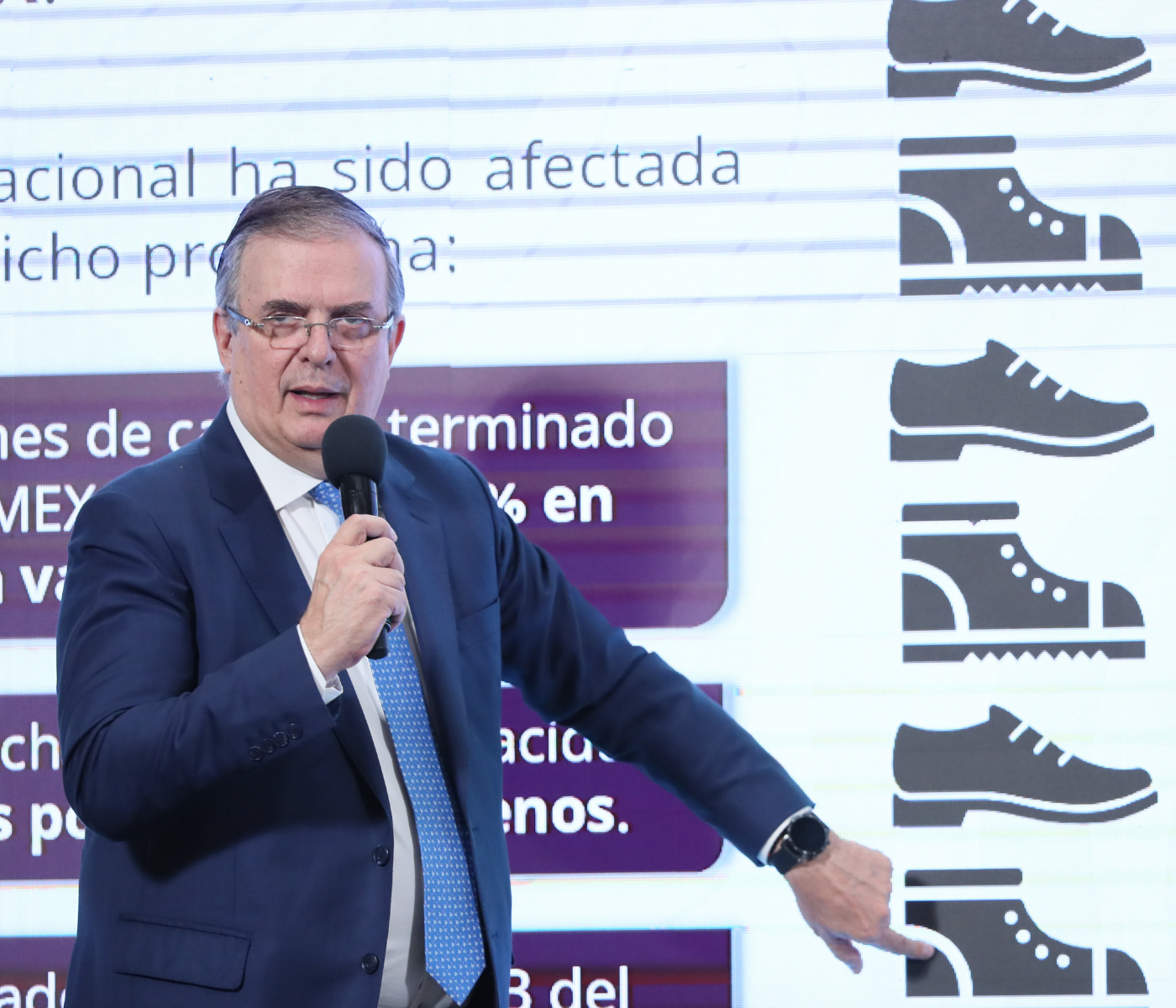 La suspensión en la importación de calzado terminado se da tras análisis de la industria en México. [Mario Guzmán - EFE]