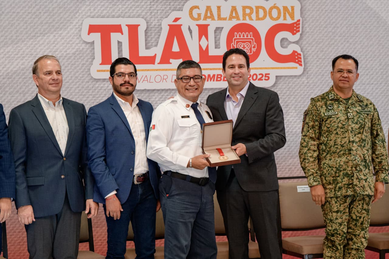 Reconocen labor de destacados bomberos con el Galardón Tlalóc