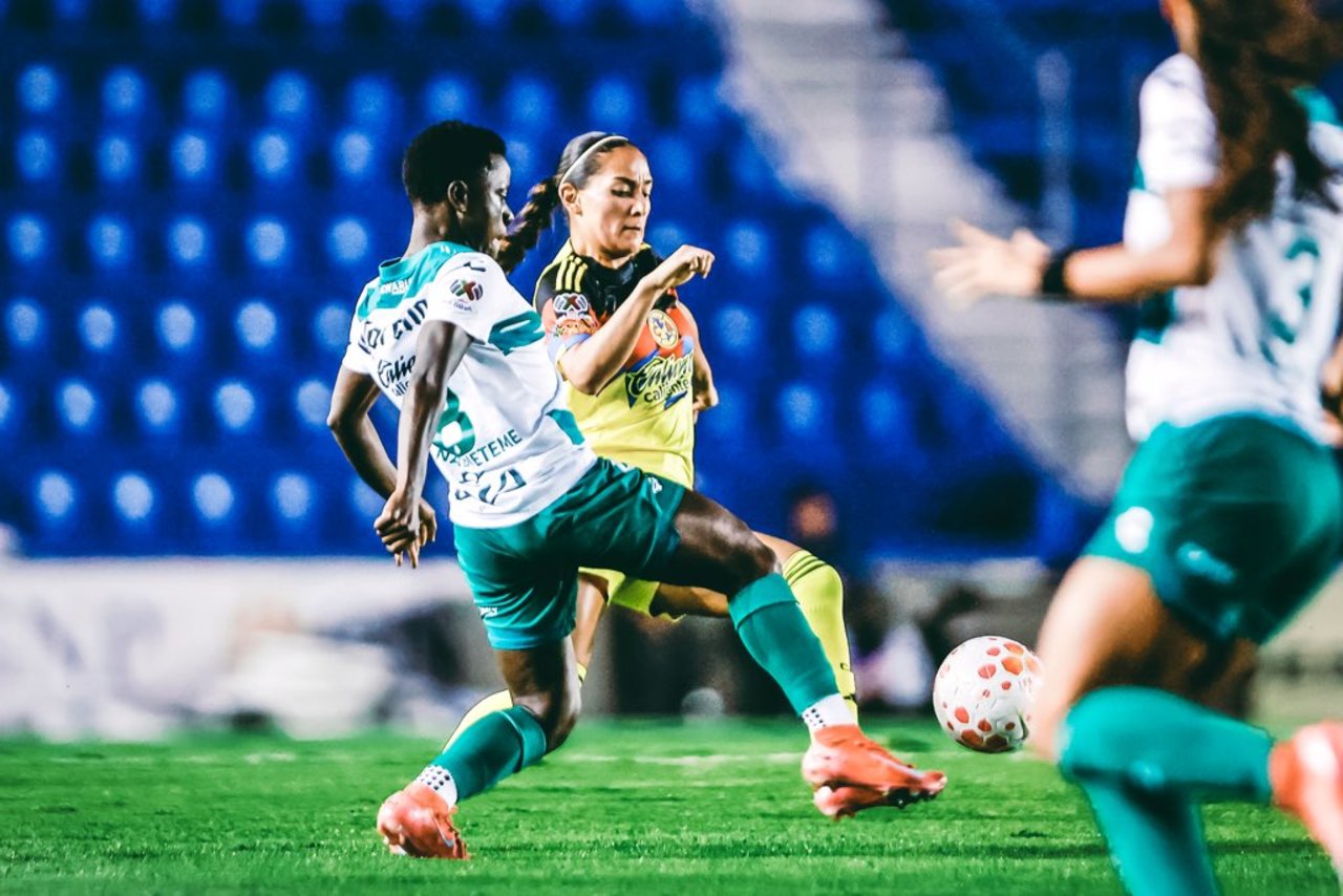 La delantera ugandesa Sandra Nabweteme, empató el juego de manera momentánea por Santos Laguna Femenil en la capital del país.
