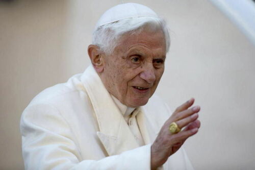 Benedicto XVI presentó largos testimonios por escrito para el informe. (ARCHIVO)