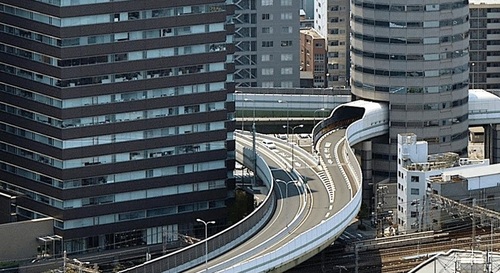 Así es la autopista que atraviesa un edificio en Japón