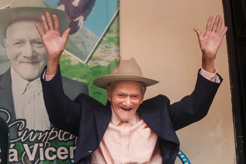 El hombre más viejo del mundo celebra su cumpleaños número 113